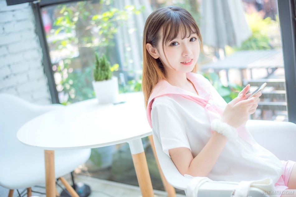 在这城市里,我相信一定会有那麼一个人,想著同样的事情,怀著相似的频率,在某站寂寞的出口,安排好了与我相遇